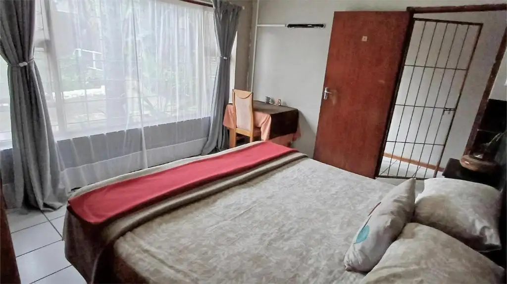 Spacious double room with seating